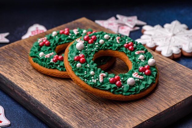 Lindo pão de Natal festivo feito à mão com elementos de decoração