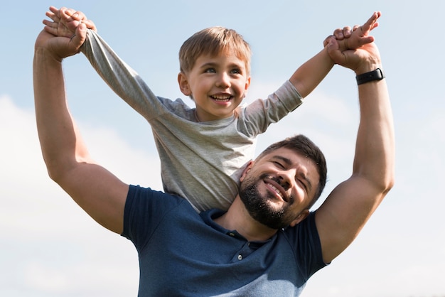 Lindo papá e hijo en la vista baja del parque