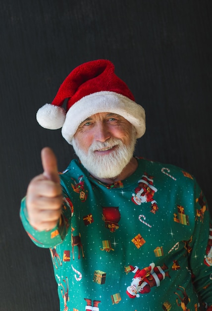 Lindo papai noel com barba branca e chapéu vermelho