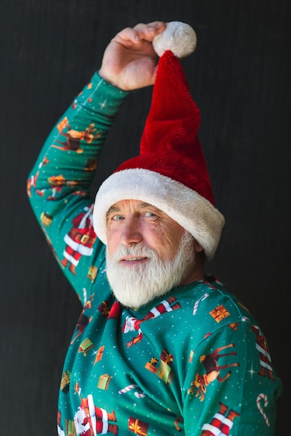 Lindo papai noel com um pão branco e um chapéu vermelho