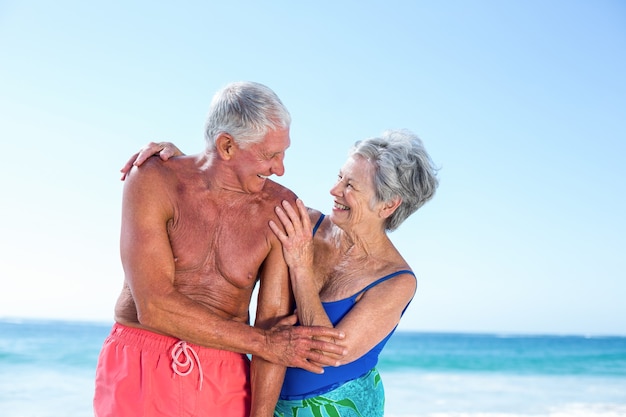 Lindo, pareja madura, se abrazar, en la playa