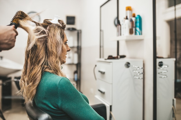 Lindo penteado de mulher madura depois de tingir o cabelo e fazer destaques no cabeleireiro.