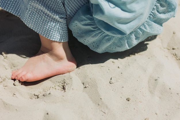 lindo pie de bebé en la arena