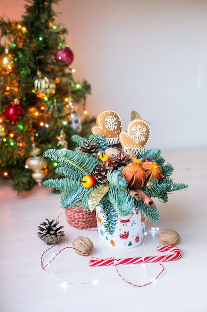 Lindo plano navideño con hombre de pan de jengibre y luces bokeh en tarjeta de regalo de maqueta de madera