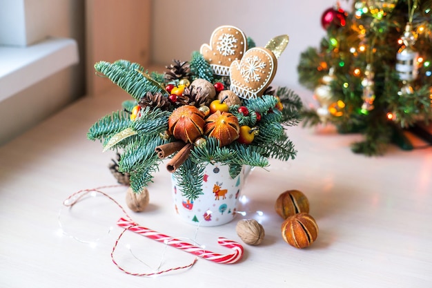 Lindo plano navideño con hombre de pan de jengibre y luces bokeh en tarjeta de regalo de maqueta de madera