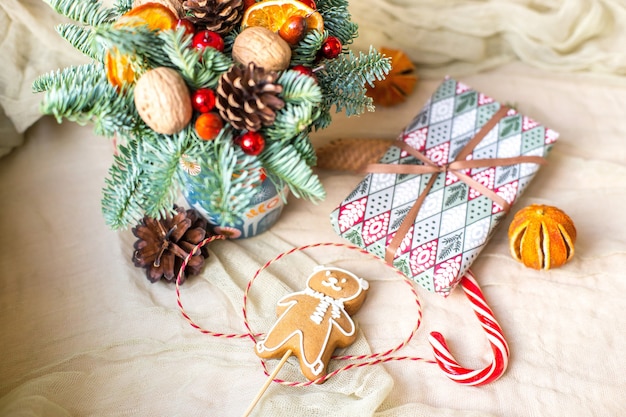 Lindo plano navideño con hombre de pan de jengibre y luces bokeh en tarjeta de regalo de maqueta de madera