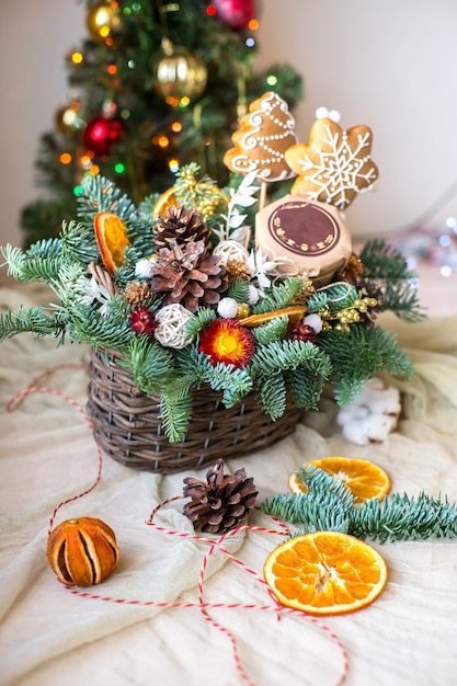 Lindo plano navideño con hombre de pan de jengibre y luces bokeh en tarjeta de regalo de maqueta de madera