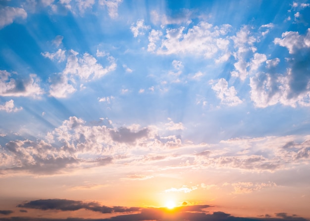 Foto lindo pôr do sol céu e nuvens com luz dramática