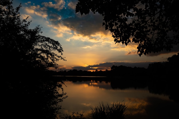 lindo pôr do sol de verão em um lago na bavária