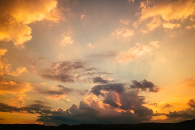 Lindo pôr do sol dourado nas montanhas