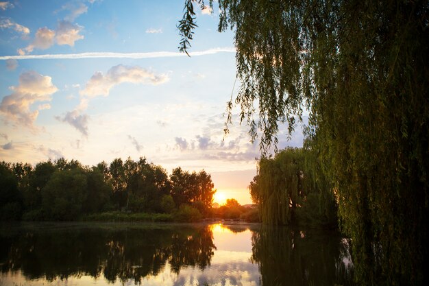 Lindo pôr do sol em um pequeno lago de pesca