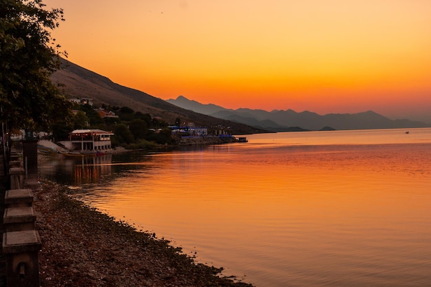 Lindo pôr do sol laranja de verão no Lago Shkoder, no município de Shiroka, Albânia