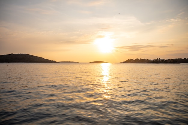 Lindo pôr do sol laranja sobre a água do mar na Croácia