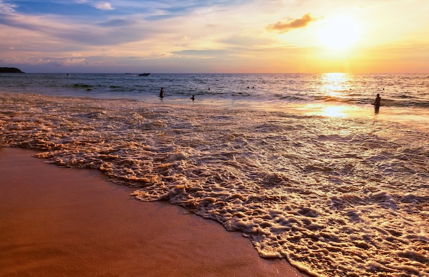 Lindo pôr do sol na praia