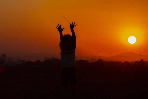 Lindo pôr do sol nas montanhas no inverno no Brasil