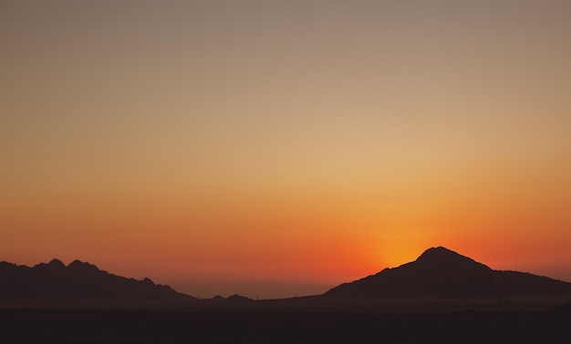 Lindo pôr do sol nas montanhas