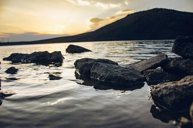 Lindo pôr do sol no lago