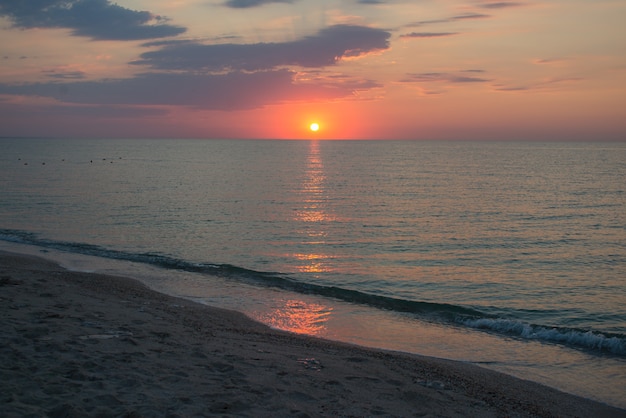 lindo pôr do sol no mar no verão nas férias