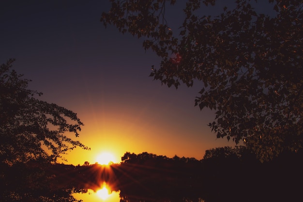 Lindo pôr do sol no verão no lago