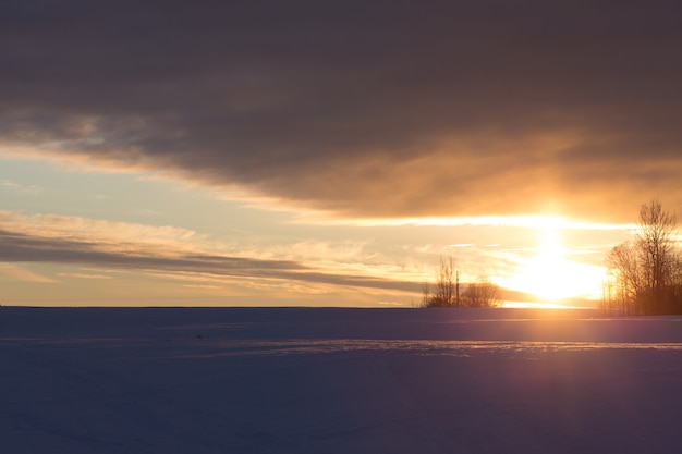 Lindo pôr do sol nublado e frio de inverno