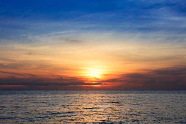 Lindo pôr do sol vermelho sobre o mar