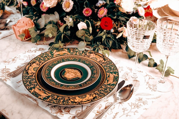 lindo prato e flores coloridas perfeitas frescas em pé na mesa de luxo