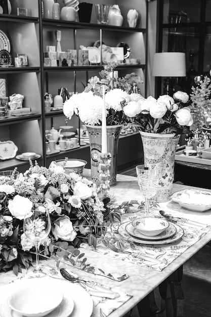 lindo prato e flores coloridas perfeitas frescas em pé na mesa de luxo