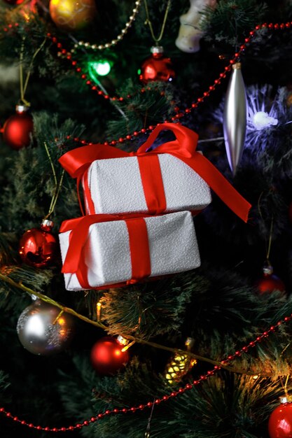Lindo presente decoração de ano novo preparação para o feriado presentes de ano novo em galhos de árvore de natal árvore de natal close-up