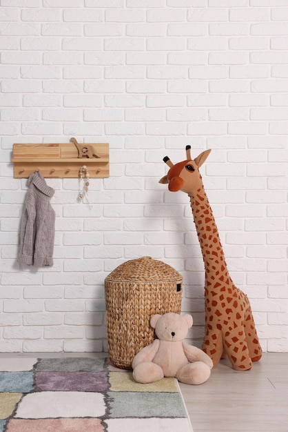 Lindo quarto de crianças com parede de tijolos brancos e brinquedos Design de interiores