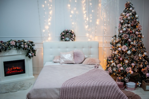 Lindo quarto decorado com árvore de natal com presentes embaixo