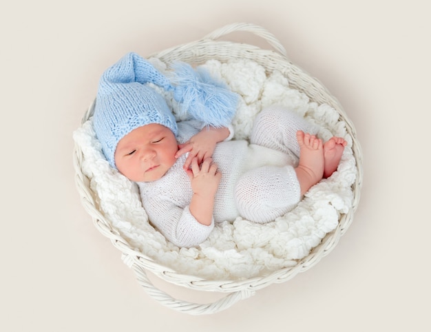 Lindo recién nacido en canasta blanca