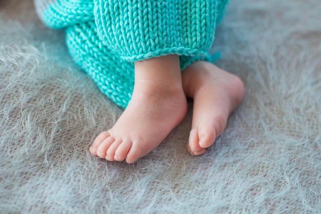 Lindo recién nacido durmiendo Pies de un niño pequeño