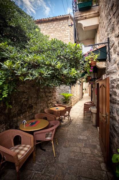 Lindo restaurante com terraço de verão em rua antiga