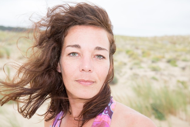 lindo retrato alegre mujer en viento verano