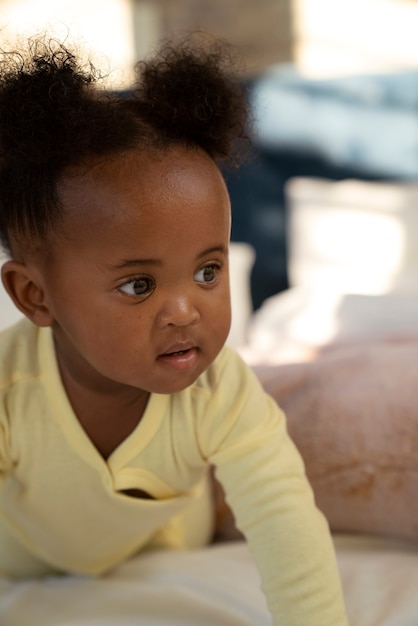 Foto lindo retrato de bebé negro en casa