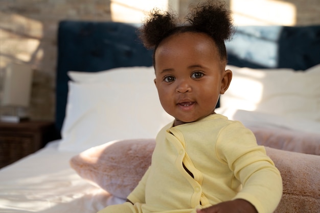 Foto lindo retrato de bebé negro en casa