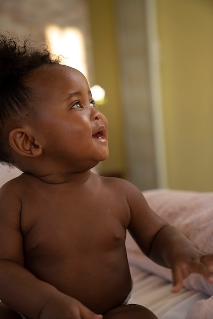 Foto lindo retrato de bebé negro en casa