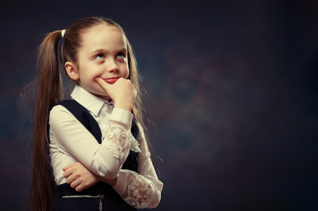 Lindo retrato de cuerpo de colegiala primaria caucásica.