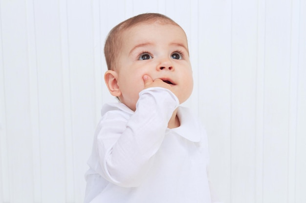 Lindo retrato de bebê em fundo branco