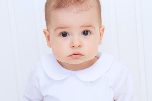 Lindo retrato de bebê em fundo branco