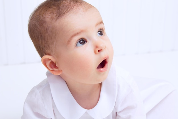 Lindo retrato de bebê em fundo branco