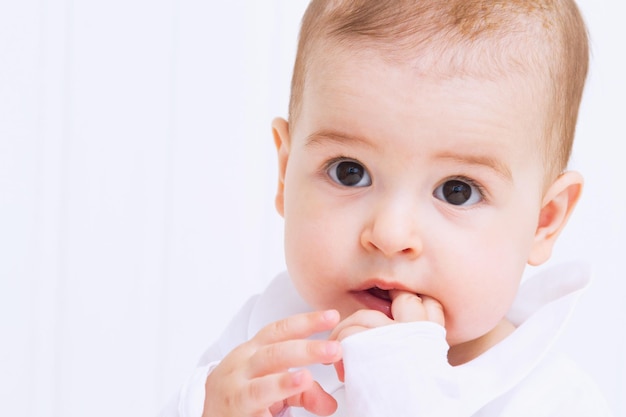 Lindo retrato de bebê em fundo branco