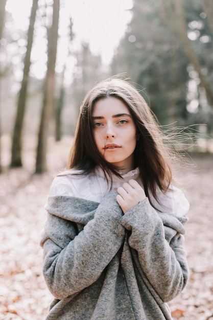 lindo retrato de menina romântica no parque