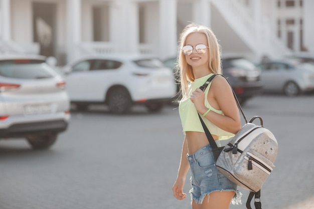 Lindo retrato de mujer joven al aire libre