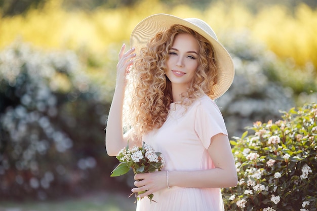 Foto lindo retrato de mujer joven al aire libre