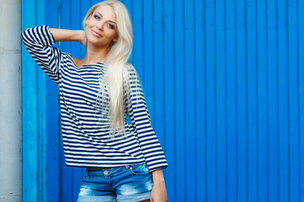 Lindo retrato de mujer joven al aire libre