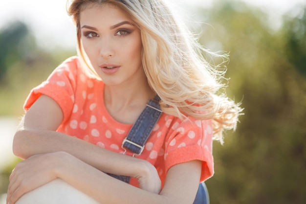 Lindo retrato de mujer joven al aire libre