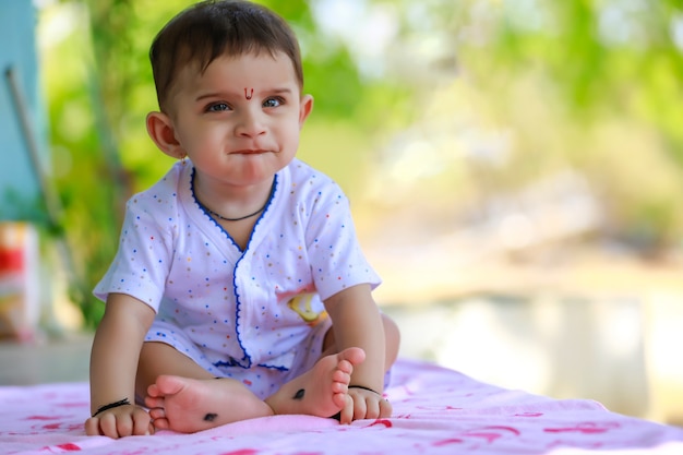 Lindo retrato de niño indio