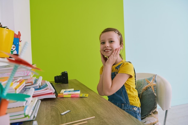 lindo retrato de niños. Niña sonriendo en casa haciendo caras graciosas y actuando