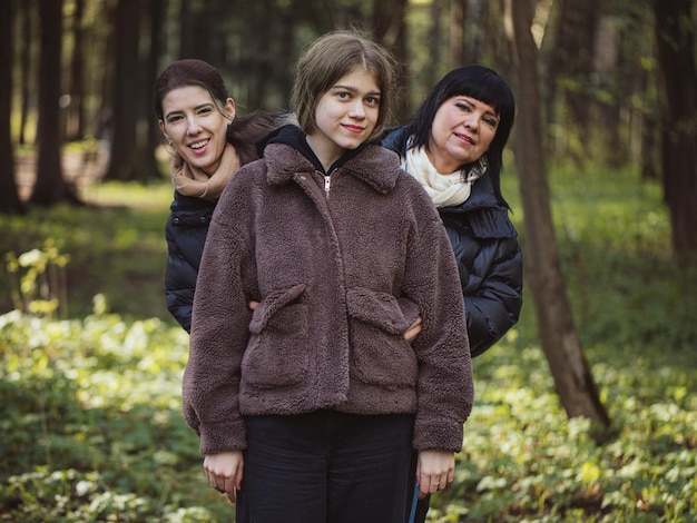 Lindo retrato sincero de la familia de la madre con hijas